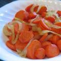 Филе рыбы, тушенное в соусе из сметаны с морковью и репчатым луком Любимое сочетание - лук и морковка